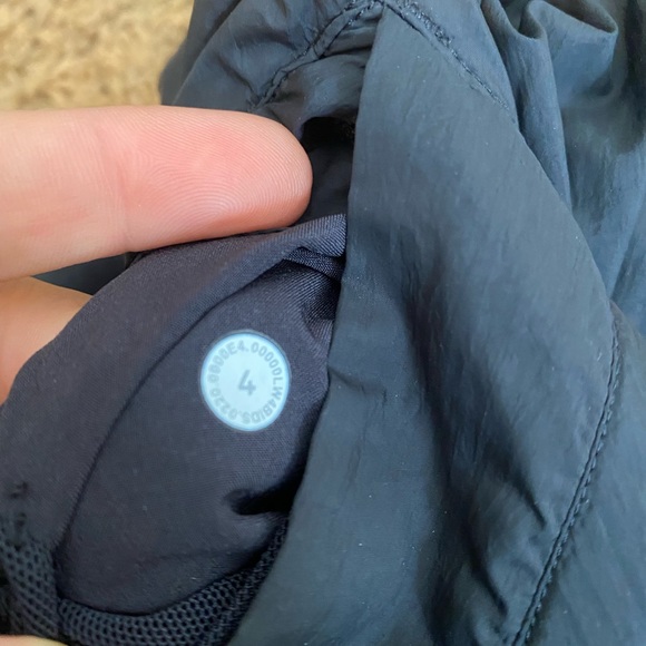 Lululemon Bombs Away Black/Olive Green pattern reversible Bomber Size 4 - Picture 9 of 9